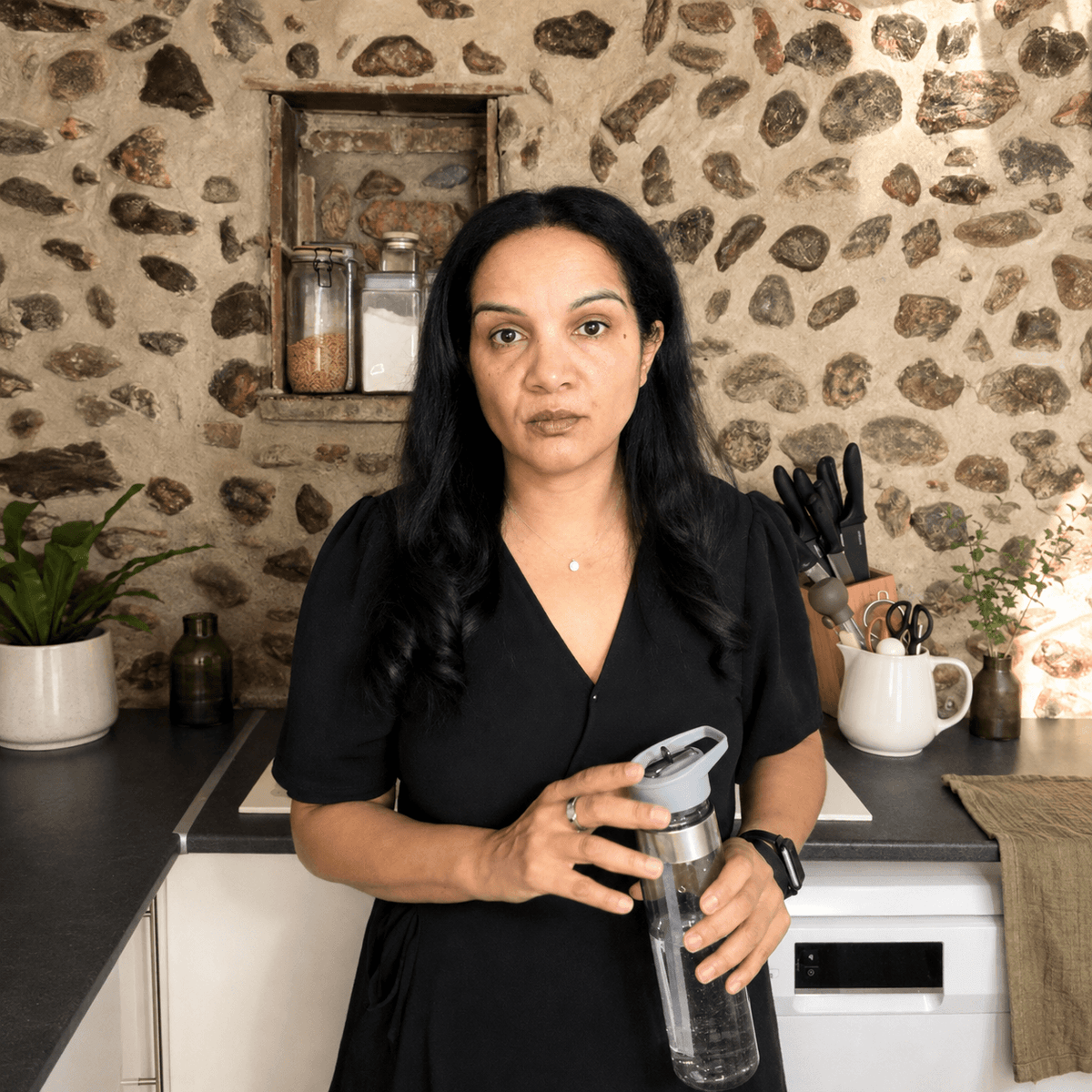 Femme utilisant une gourde pour faciliter son hydratation au quotidien pendant son parcours GLP-1